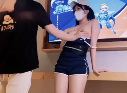 Em nhân viên xinh đẹp bán TV và vị khách may mắn