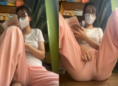 Cô em vừa đọc sách vừa nhét sextoy vào lồn không ngừng