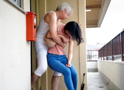 Cô vợ trẻ mới cưới bị bố chồng già cưỡng bức