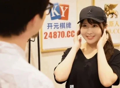 Em nhân viên giao hàng dễ tính dễ tính trong lúc làm việc
