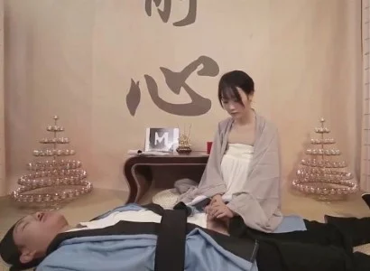 Cô nữ tu xinh đẹp đối diện với vị đạo sĩ bị thương
