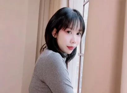 Em gái xinh lồn múp đi thuê nhà và chịch với chủ