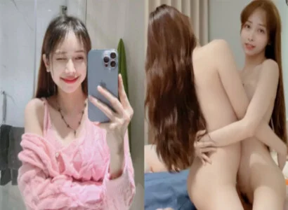 Chủ thể chính cùng cô bạn thân móc bím ngay trong buổi livestream