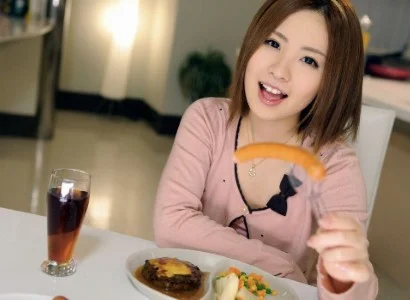 Chàng trai sau khi ăn tối thì ăn em