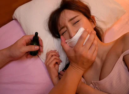 Anh ta dùng thuốc mê cho cô em họ xinh đẹp rồi quan hệ
